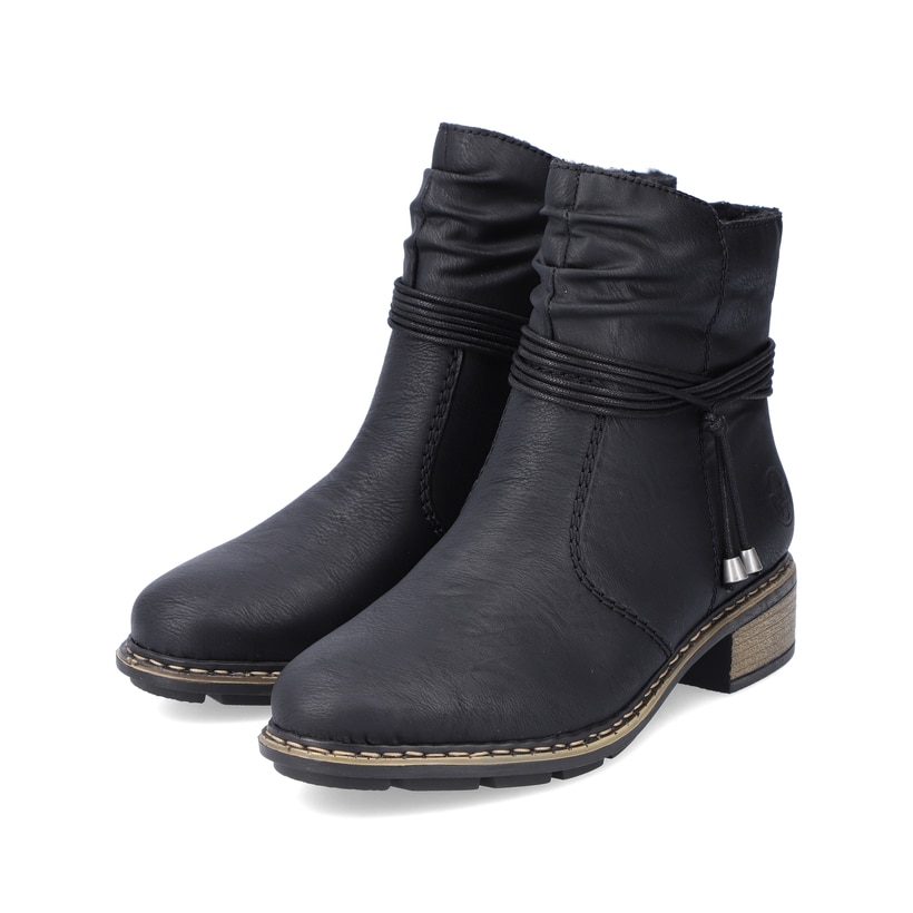 Schwarze Rieker Damen Stiefeletten 77263-00 mit dekorativer Kordel. Schuhpaar seitlich schräg.