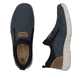 Blaue Rieker Herren Slipper 03555-14 mit modernen Ziernähten sowie Gummizug. Schuh von oben, liegend.
