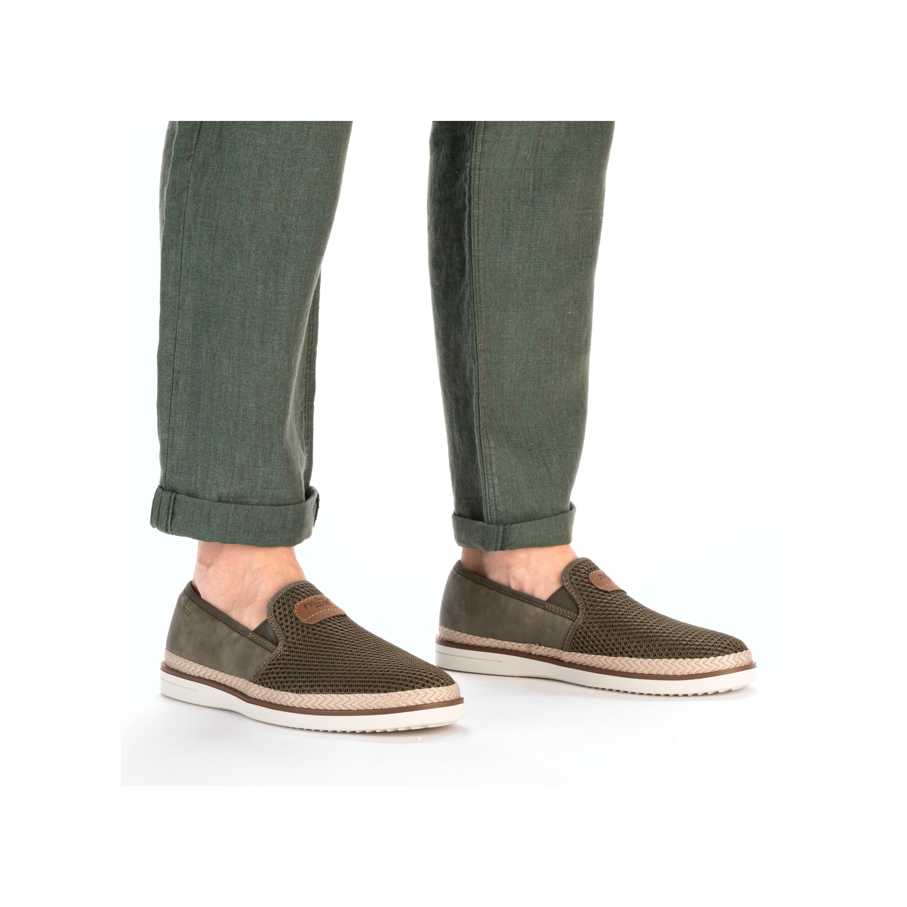 Grüne Rieker Herren Slipper B2366-54 mit einem Gummizug sowie Komfortweite G 1/2. Schuh am Fuß.