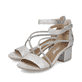 Silberne Rieker Riemchensandaletten 64654-40 mit einem Klettverschluss. Schuhpaar seitlich schräg.