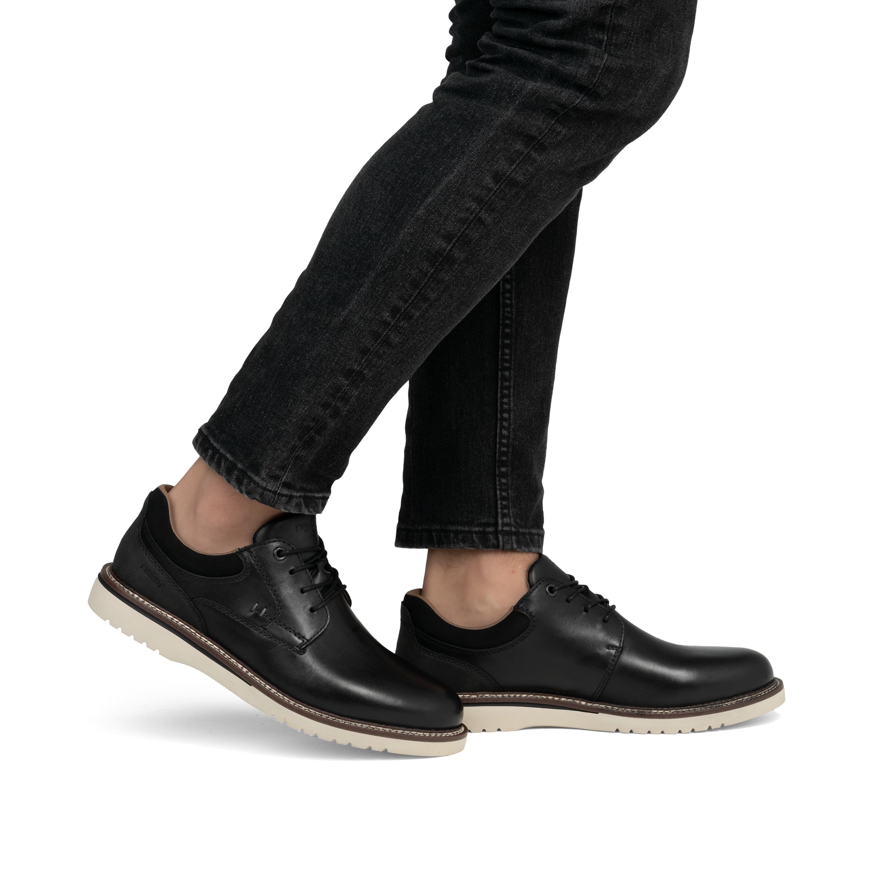 Chaussures à lacets Rieker noires pour homme 04501-00. Chaussure au pied.