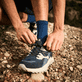Blaue Rieker Herren Sneaker Low U1301-14 mit Schnürung sowie flexibler Sohle. Schuh am Model.