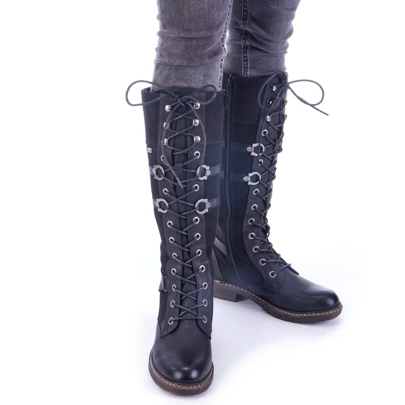 Schwarze Rieker Damen Hochschaftstiefel 94732-00 mit einem Reißverschluss. Schuh am Fuß.