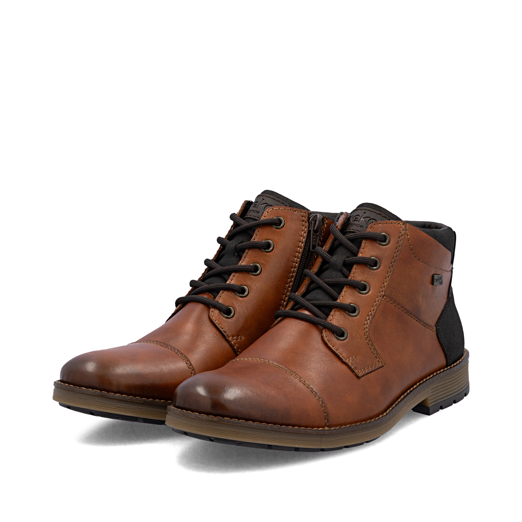 Braune Rieker Herren Schnürstiefel F4500-24 aus Glattleder. Schuhpaar seitlich schräg.