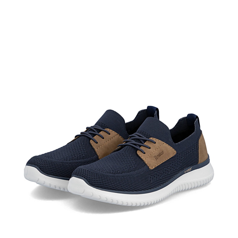 Blaue Rieker Herren Slipper B9656-14 mit einem Gummizug sowie Komfortweite G 1/2. Schuhpaar seitlich schräg.