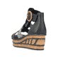 Schwarze Rieker Keilsandaletten 68182-00 mit trendigen Schnalle. Schuh von hinten.