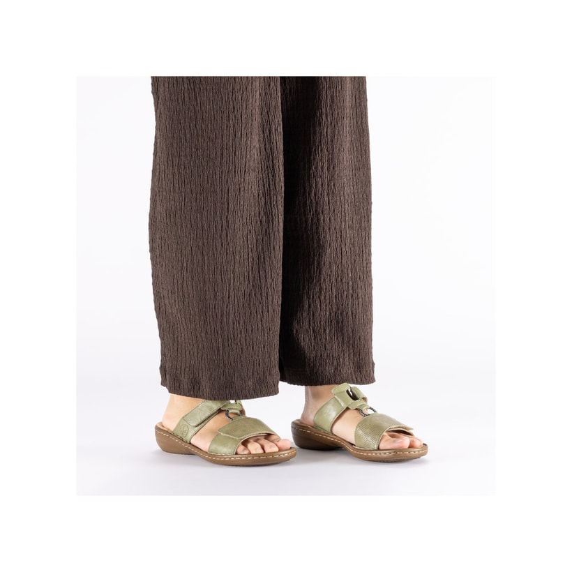 Grüne Rieker Damen Pantoletten 60885-54 mit einem Klettverschluss. Schuh am Fuß.