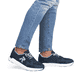 Blaue Rieker Herren Sneaker Low 09100-14 mit einer Gummischnürung. Schuh am Fuß.