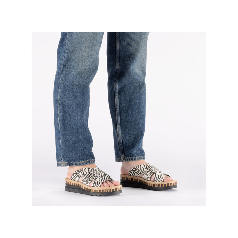 Mules Rieker multicolores femme V7989-91 avec imprimé animal à la mode. Chaussure au pied.