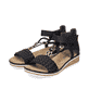Nachtschwarze Rieker Keilsandaletten V3695-00 mit einem Klettverschluss. Schuhpaar seitlich schräg.