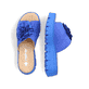 Blaue Rieker Damen Pantoletten V1052-14 mit dekorativer Blume. Schuh von oben, liegend.