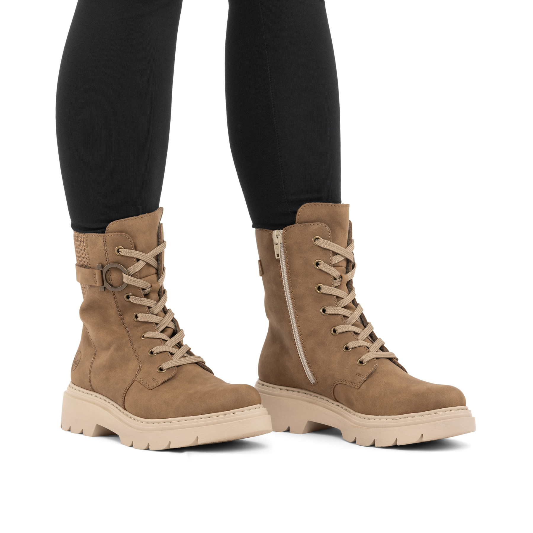 Beige Rieker Damen Biker Boots 76732-20 mit gemustertem Schaft. Schuh am Fuß.