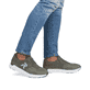 Grüne Rieker Herren Sneaker Low 09100-54 mit einer Gummischnürung. Schuh am Fuß.