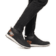 Mocassins Rieker noirs pour homme 14750-00 avec bande élastique. Chaussure au pied.