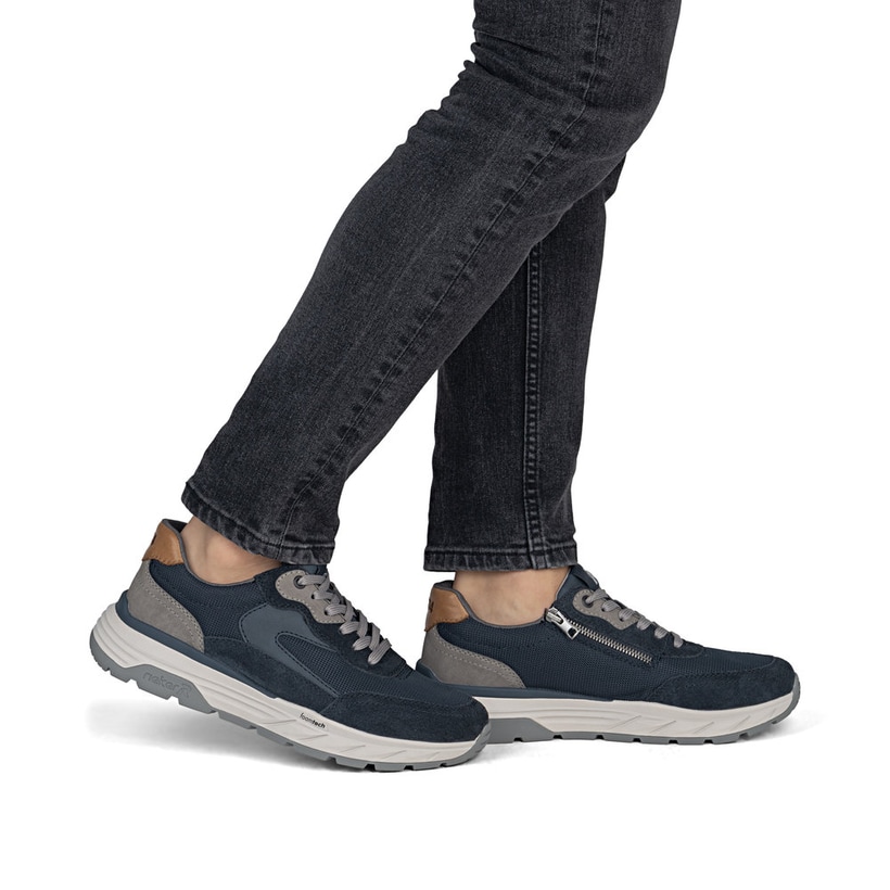 Blaugraue Rieker Herren Sneaker Low 06100-15 mit einem Reißverschluss. Schuh am Fuß.