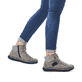 Graue Rieker Damen Schnürstiefel Z4230-40 mit wasserabweisender TEX-Membran. Schuh am Fuß.