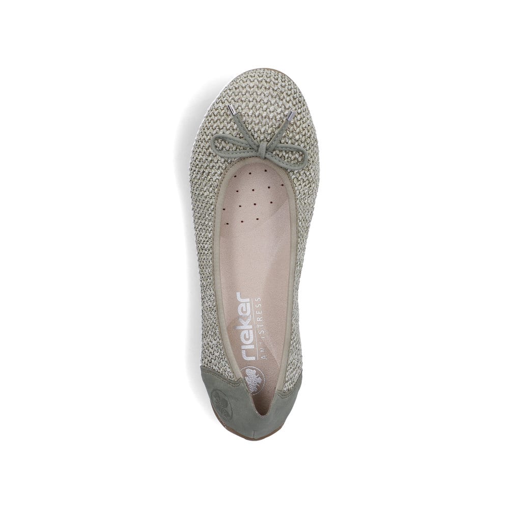 Khakifarbene Rieker Ballerinas 43850-52 mit dekorativer Schleife. Schuh von oben.