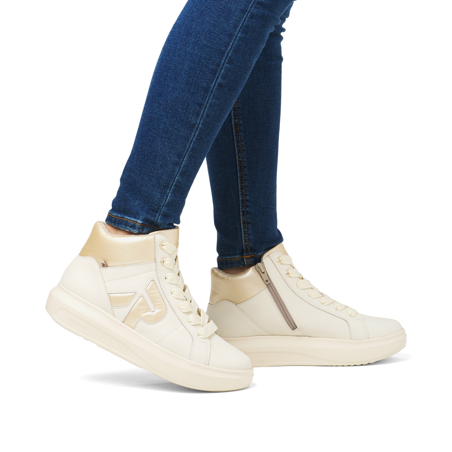 Weiße Rieker Damen Sneaker Low W1202-82 mit ultra leichter und flexibler Sohle. Schuh Außenseite gespiegelt.