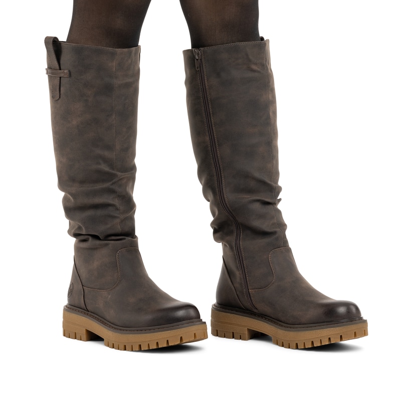 Dunkelbraune Rieker Damen Hochschaftstiefel 92990-25 mit gerafftem Schaft. Schuh am Fuß.