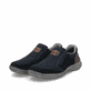 Blaue Rieker Herren Slipper 03053-14 mit einem Gummizug sowie der Extraweite H. Schuhpaar seitlich schräg.