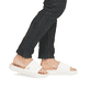Weiße Rieker Herren Pantoletten U3250-80 mit ultraleichter und flexibler Sohle. Schuh am Fuß.