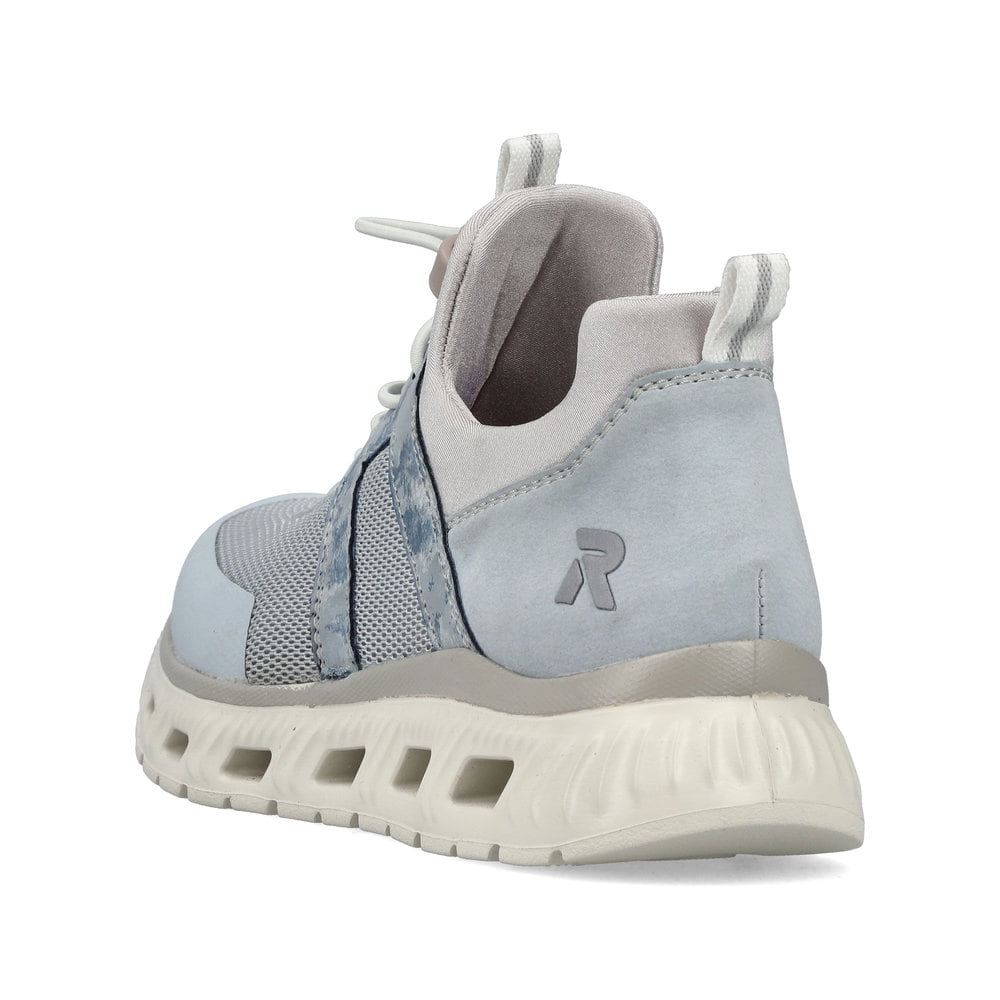 Blaue Rieker Damen Sneaker Low M6061-12 mit einem Gummizug sowie Komfortweite G. Schuh von hinten.