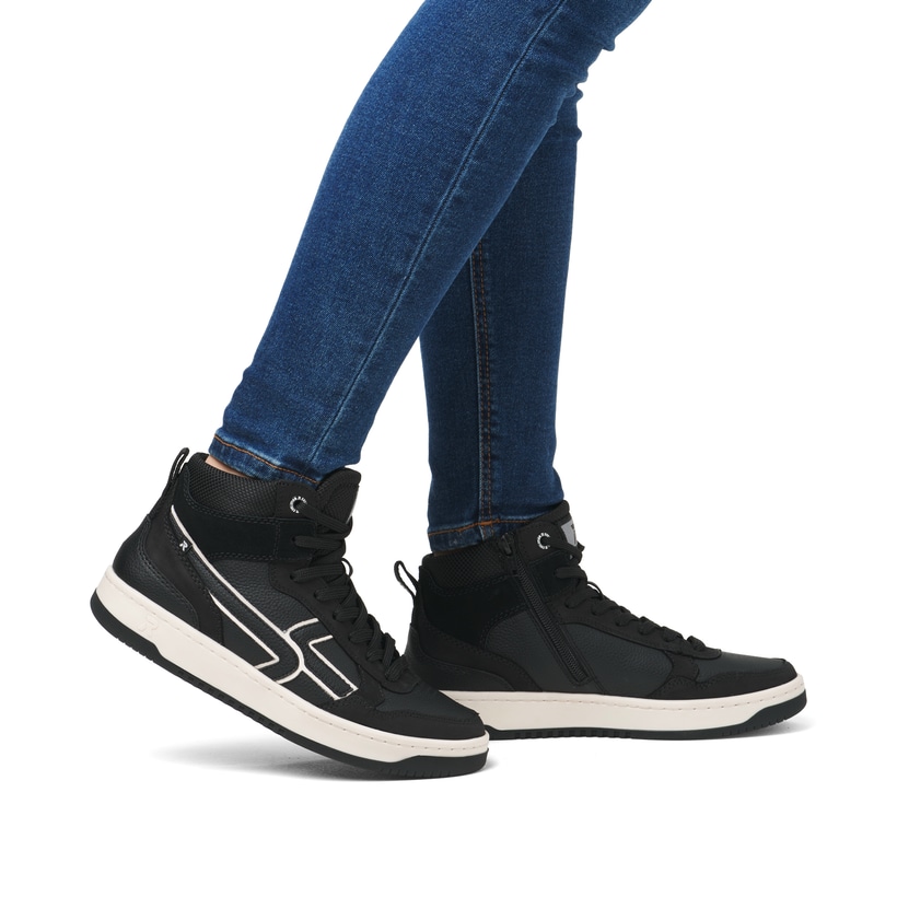 Baskets montantes Rieker noires pour femme W1970-00. Chaussure au pied.