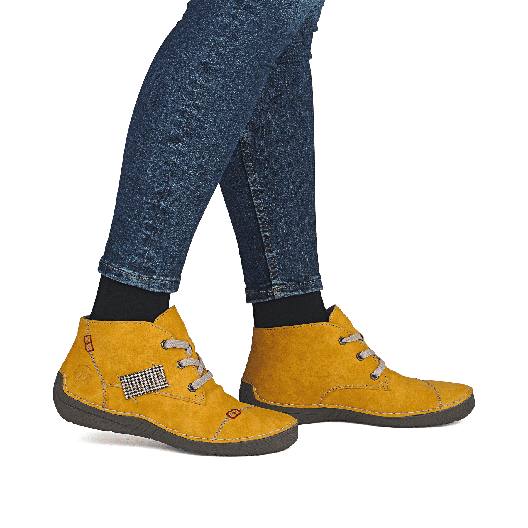 Honiggelbe Rieker Damen Schnürstiefel 52543-69 mit einer Schnürung. Schuh am Fuß.