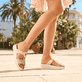 Goldene Rieker Damen Pantoletten V0200-90 mit einem Klettverschluss. Schuh am Model.