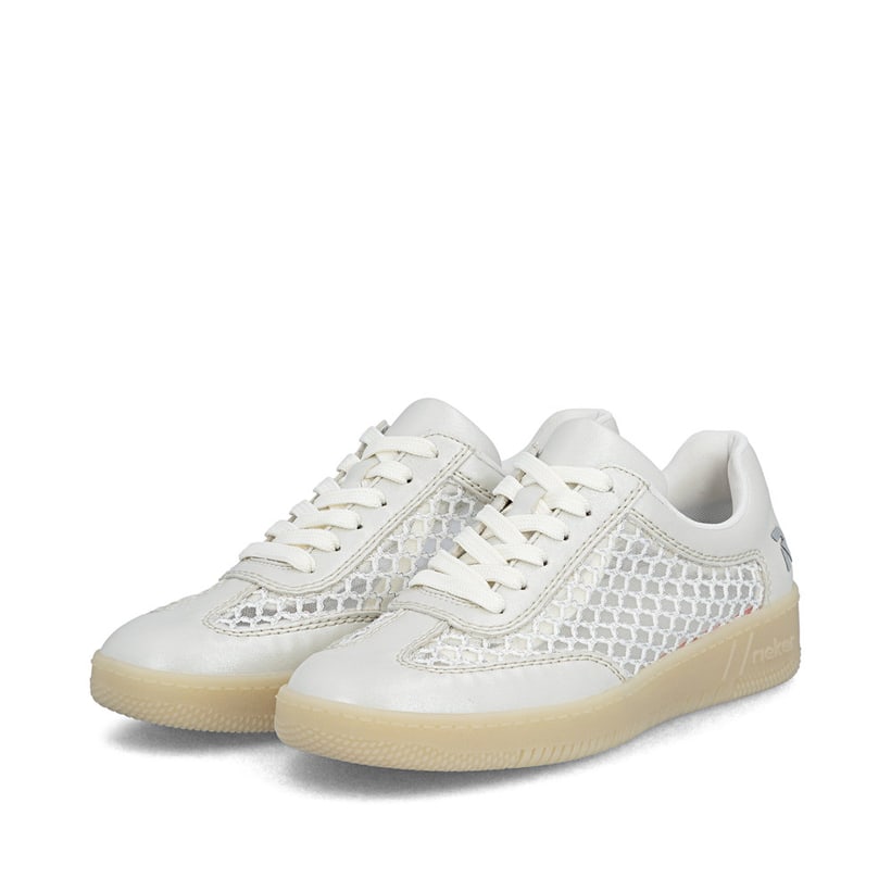 Beige Rieker Damen Sneaker Low M5521-90 mit metallischem Finish sowie Schnürung. Schuhpaar seitlich schräg.