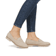 Beige Rieker Damen Loafer 45300-62 mit Gummizug sowie schmaler Passform E 1/2. Schuh am Fuß.