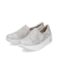 Beige Rieker Damen Loafer N8155-60 in Löcheroptik mit einem Gummizug. Schuhpaar seitlich schräg.
