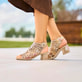 Mehrfarbige Rieker Riemchensandaletten 64780-90 mit einem Klettverschluss. Schuh am Model.