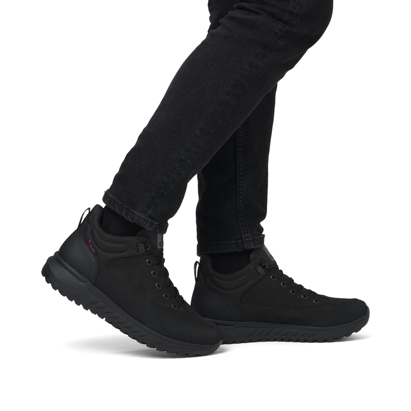 Schwarze Rieker Herren Schnürstiefel U0173-00 mit wasserabweisender TEX-Membran. Schuh am Fuß.