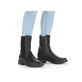 
Tiefschwarze Rieker Damen Chelsea Boots Z3582-00 mit einer schockabsorbierenden Sohle. Schuh am Fuß