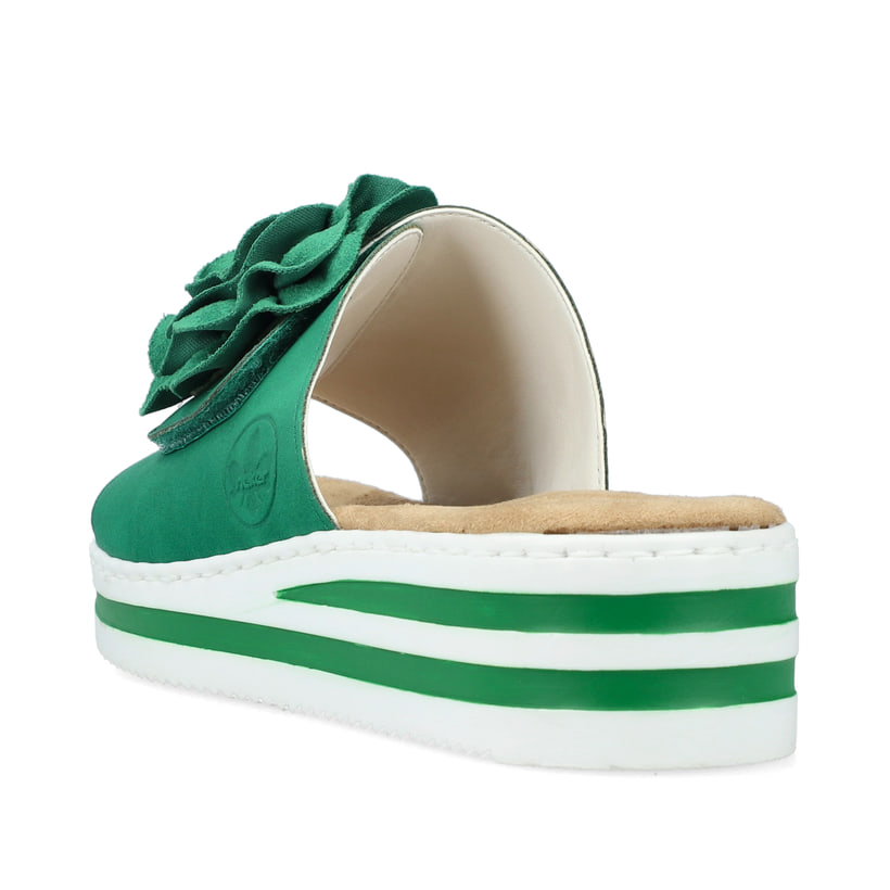 Grüne Rieker Damen Pantoletten V0252-52 mit dekorativer Blume. Schuh von hinten.