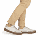 Weiße Rieker Herren Sneaker Low U0710-80 aus Glattleder mit einer Schnürung. Schuh am Fuß.