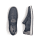 Blaue Rieker Herren Slipper 18267-15 mit einem Gummizug sowie Komfortweite G 1/2. Schuh von oben, liegend.
