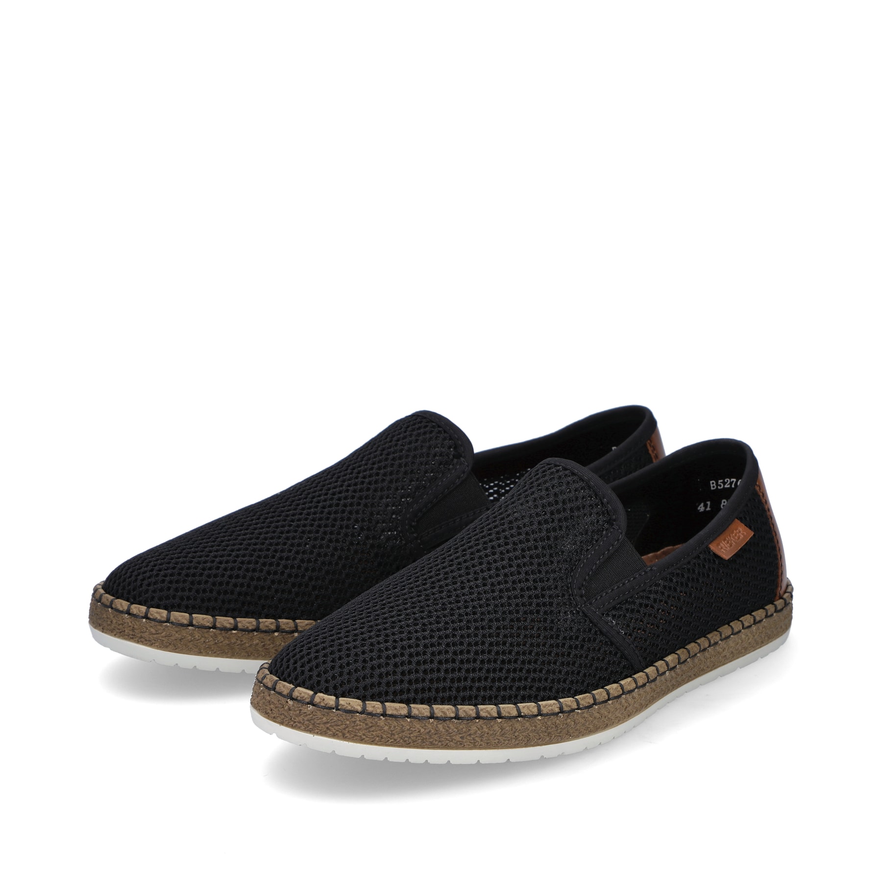Schwarze Rieker Herren Slipper B5276-00 mit Gummizug sowie Komfortweite G 1/2. Schuhpaar seitlich schräg.