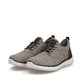 Beige Rieker Herren Slipper B9651-64 mit einem Gummizug sowie der Komfortweite G. Schuhpaar seitlich schräg.