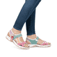 Mehrfarbige Rieker Damen Trekkingsandalen 68866-92 mit einem Klettverschluss. Schuh am Fuß.