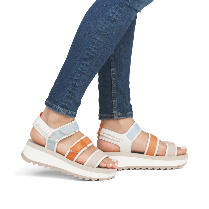 Mehrfarbige Rieker Damen Riemchensandalen W3052-90 mit einem Klettverschluss. Schuh am Fuß.