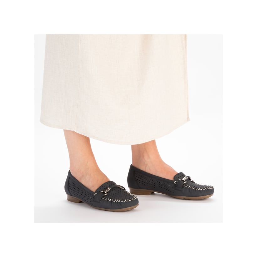 Blaue Rieker Damen Loafer 40065-15 mit der schmalen Passform E 1/2. Schuh am Fuß.