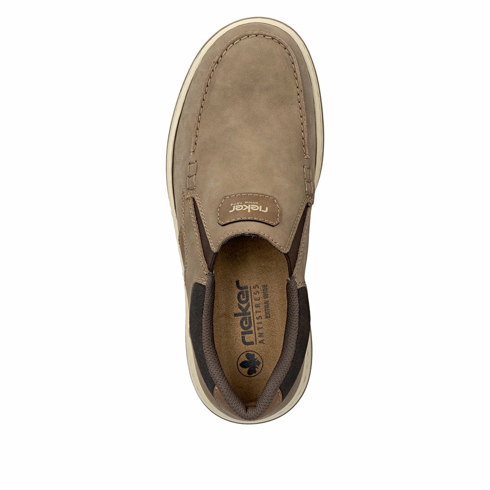 Braune Rieker Herren Slipper 17368-25 mit einem Gummizug sowie der Extraweite H. Schuh von oben.