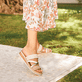 Beige Rieker Damen Pantoletten V3652-94 mit Klettverschluss sowie leichter Sohle. Schuh Außenseite gespiegelt.