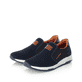 Blaue Rieker Herren Slipper B3450-14 mit einem Gummizug sowie der Extraweite H. Schuhpaar seitlich schräg.