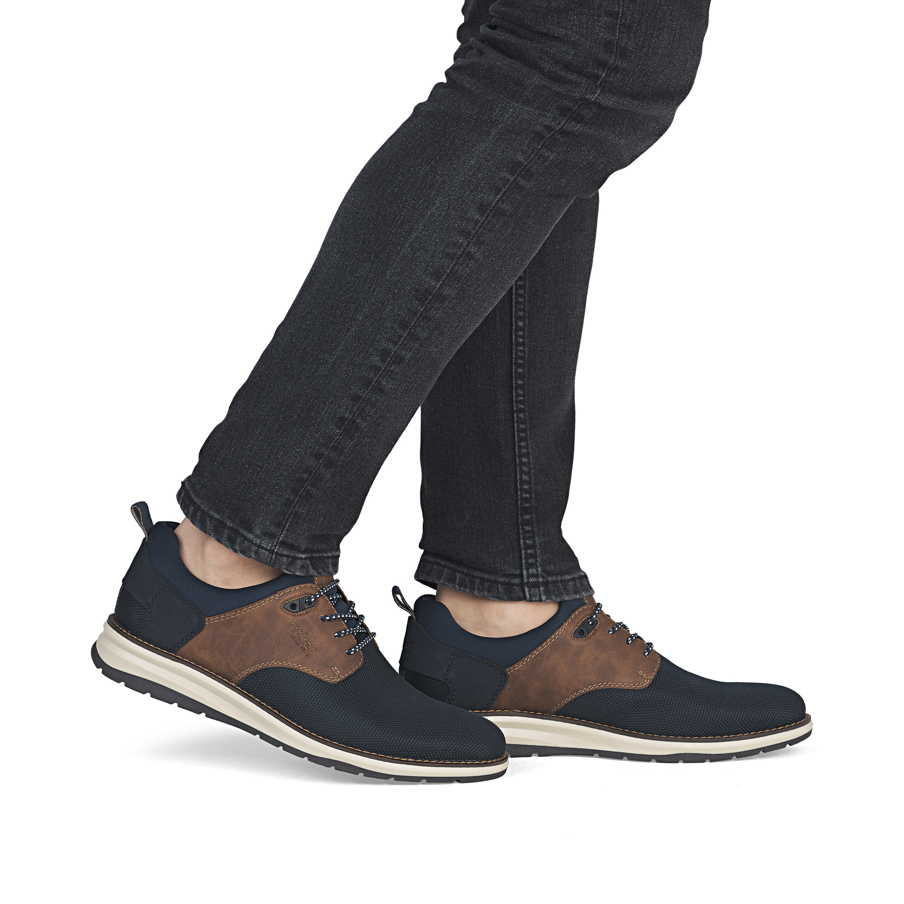 Mocassins Rieker bleus pour hommes 14750-15 avec bande élastique. Chaussure au pied.