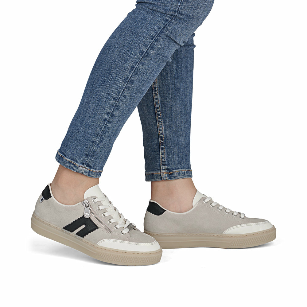 Graue Rieker Damen Sneaker Low L5903-40 aus Rauleder mit einem Reißverschluss. Schuh am Fuß.