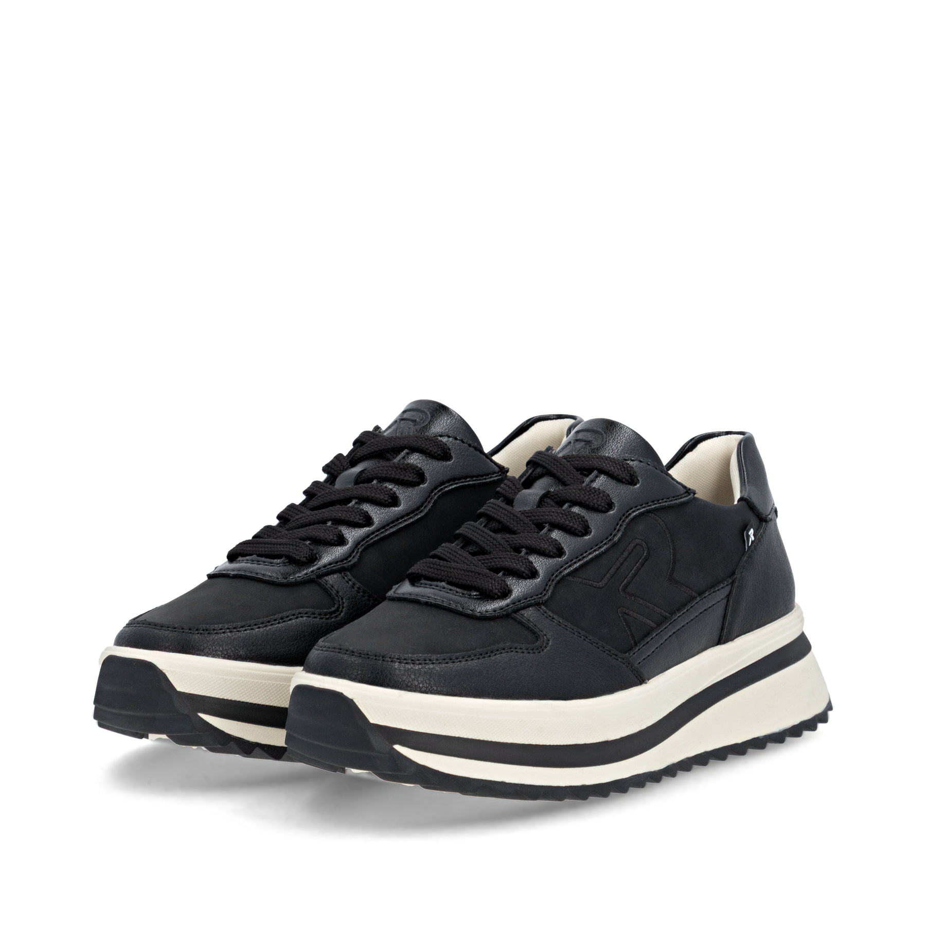 Schwarze Rieker Damen Sneaker Low W3800-00 aus Glattleder mit einer Schnürung. Schuhpaar seitlich schräg.