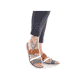 Mehrfarbige Rieker Damen Pantoletten V3652-91 mit einem Klettverschluss. Schuh am Fuß.